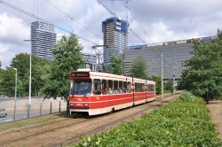 Straßenbahn Den Haag Tram GTL8 vor der Station Korte Voorhout mit Hauptbahnhof Centraal Station