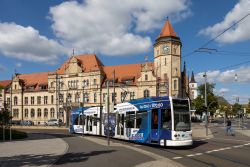 Straßenbahn Dessau Tram Bombardier Flexity Classic in der Innenstadt von Dessau