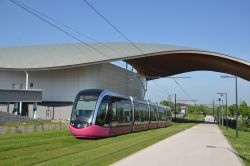 Straßenbahn Alstom Citadis 302 Tram Dijon Frankreich am modernen Shopping Center Toison d'Or