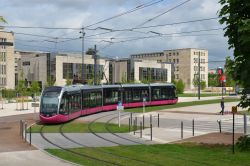 Straßenbahn Alstom Citadis 302 Tram Dijon Frankreich an der Universität von Dijon