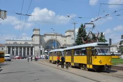 Straßenbahn Dnipro Tram CKD Tatra T3 aus Dresden am Bahnhof von Dnipro mit Bahnhofsgebäude