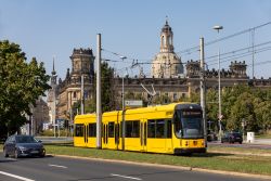 Straßenbahn Dresden Tram Bombardier Flexity Classic NGT D8DD mit Turm der Frauenkirche nahe der Station Pirnaischer Platz