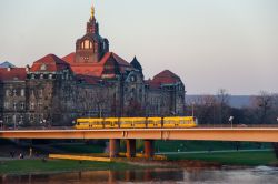 Straßenbahn Dresden Tram NGT12DD auf der Carolabrücke über die Elbe