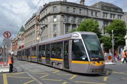 Straßenbahn Dublin Tram Luas Alstom Citadis in der Altstadt an der O'Connell Street