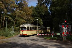 Stadtbahn Düsseldorf Straßenbahn Rheinbahn Düwag GT8 als Linie 712 nach Ratingen an der Schranke am Rather Waldstadion