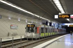 Stadtbahn Düsseldorf Straßenbahn Rheinbahn NF8U auf der Wehrhahn-Linie in der unterirdischen Haltestelle Schadowstraße