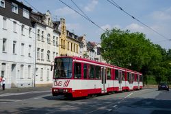 Stadtbahn Duisburg Straßenbahn Düwag GT10NC-DU auf der Linie 901 nach Mülheim in Speldorf mit alten Stadthäusern