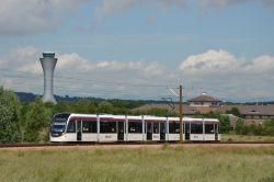 Straßenbahn Edinburgh Tram Stadtbahn CAF Urbos 3 mit Tower des Edinburgh Airport