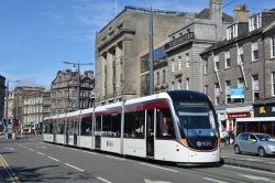 Straßenbahn Edinburgh Tram Stadtbahn CAF Urbos 3 in der Princes Street in der Altstadt von Edinburgh