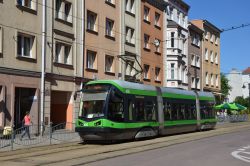 Straßenbahn Elbing Elblag Tram Pesa 121N Tramicus in der Innenstadt beim Parc Slowianski