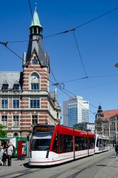 Straßenbahn Erfurt Tram Siemens Cobmino Advanced am Anger mit Rathausturm