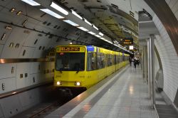 Stadtbahn U-Bahn Essen Ruhrbahn Düwag B-Wagen B80 als U11 in der Haltetelle Kaiser-Wilhelm-Park