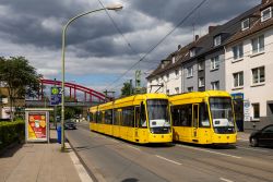 Straßenbahn Essen Tram Ruhrbahn Bombardier Flexity Classic NF2 mit Eisenbahnbrücke an der Hamborner Straße mit Gewitterwolken