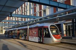 Straßenbahn Florenz Firenze Tram AnsaldoBreda Sirio Hitachi in der Station Resistenza mit modernen Gebäuden