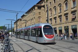 Straßenbahn Florenz Firenze Tram AnsaldoBreda Sirio Hitachi in der Altstadt vor dem Bahnhof Firenze SMN