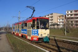 Straßenbahn Frankfurt an der Oder Tram CKD Tatra KT4D mit Plattenbauten in Neuberesinchen