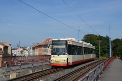 Straßenbahn Frankfurt an der Oder Tram AEG ADtranz GT6M auf der Brücke an der Station Heinrich-Hildebrand-Straße