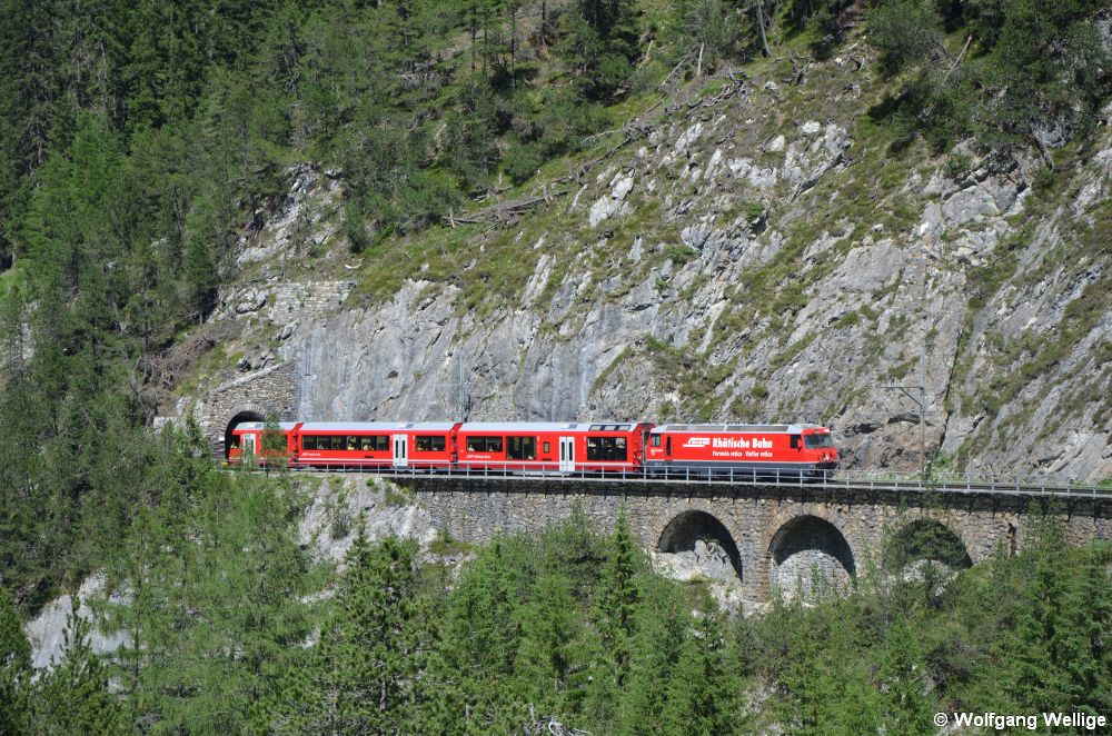 Auf der berühmten Albulabahn hat Lok 644 der Rhätischen Bahn am 30. Juni 2019 gerade die 53 Meter lange Fuegna-Galerie zwischen Bergün und Preda verlassen (IR 1145 Chur - St. Moritz)