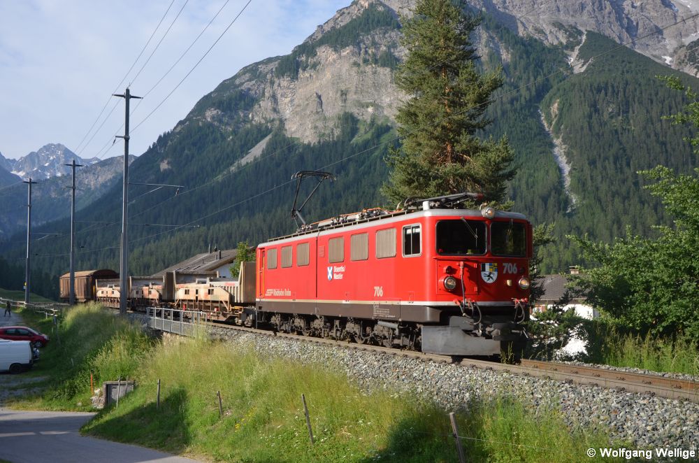 Am frühen Morgen des 1. Juli 2019 rumpelt Lok 706 der Rhätischen Bahn mit ihrem kurzen Güterzug 5120 (Samedan - Chur GB) durch Bergün