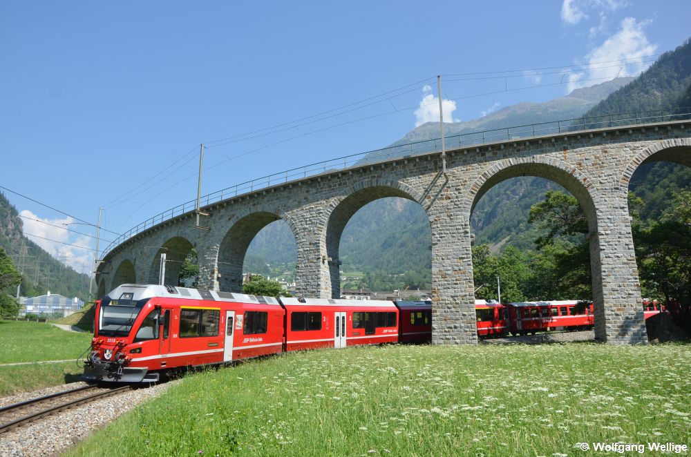 'Allegra'-Triebwagen 3515 der Rhätischen Bahn verlässt am 30. Juni 2019 als R 1617 (St. Moritz - Tirano) den bekannten Kreisviadukt von Brusio, das Wahrzeichen der Berninastrecke.
