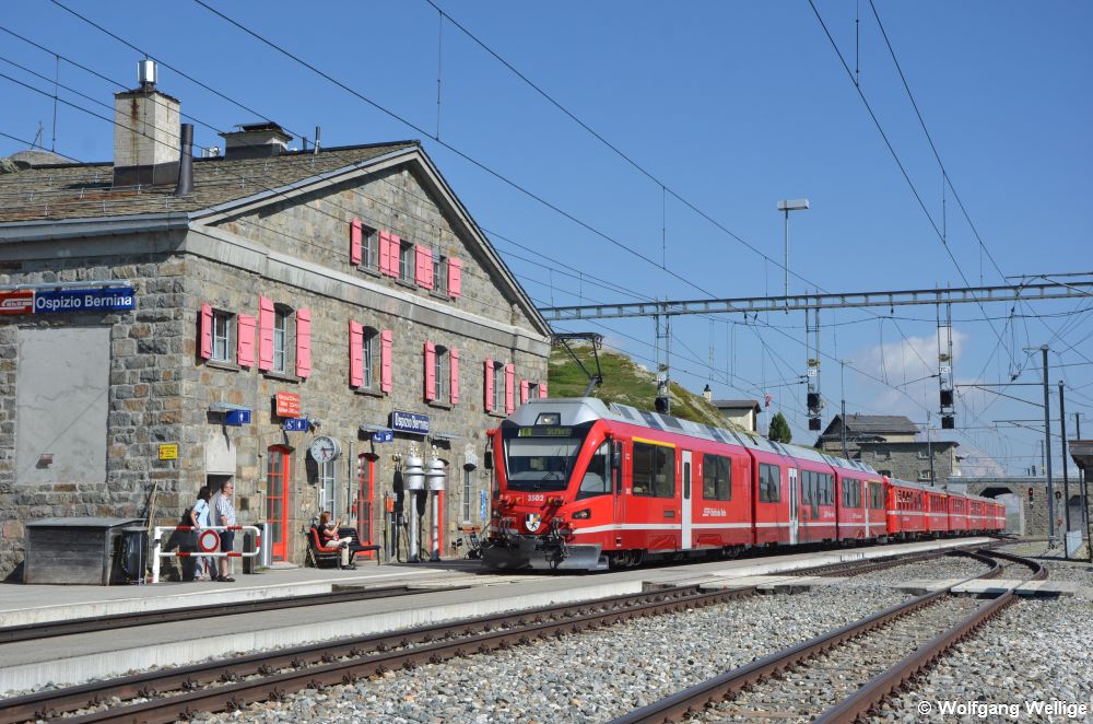 Triebzug 3502 fährt am 29.06.2019 als R 4664 nach St. Moritz in den auf 2253 Metern Höhe gelegenen Bahnhof Ospizio Bernina ein, den höchsten Punkt der Berninabahn.