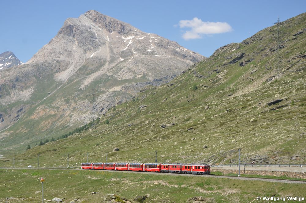 Gemeinsam arbeiten sich Triebwagen 55 und 52 am 29.06.2019 mit dem Bernina-Express am Haken hinauf zum Berninapass, aufgenommen kurz hinter dem Bahnhof Bernina Lagalb.