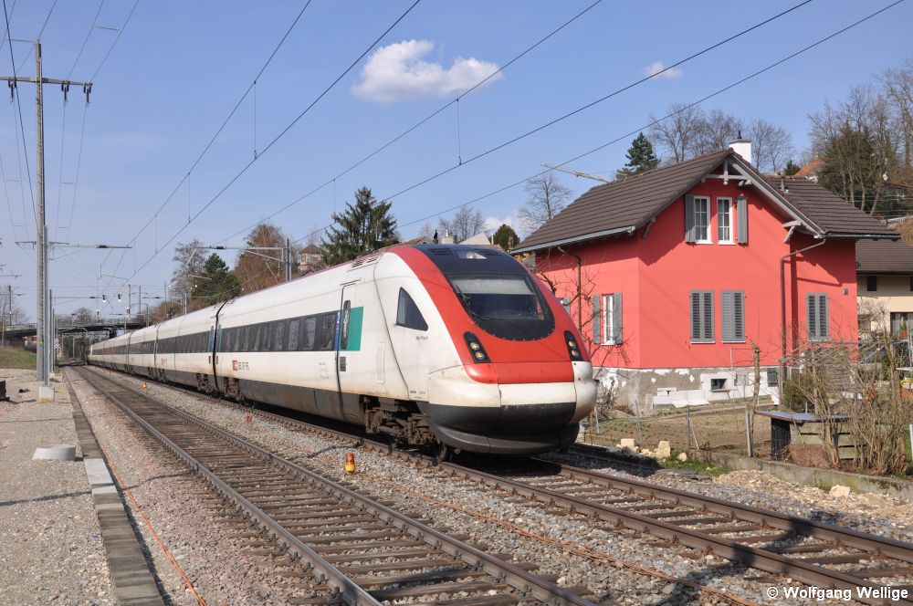 Der InterCity-Neigezug (ICN) der Baureihe RABDe 500 Nummer 500 114 fährt am 24. März 2010 als IC 628 (Basel - Biel - Genf) am frisch renovierten ehemaligen Bahnwärterhäuschen in Dornach-Arlesheim vorbei