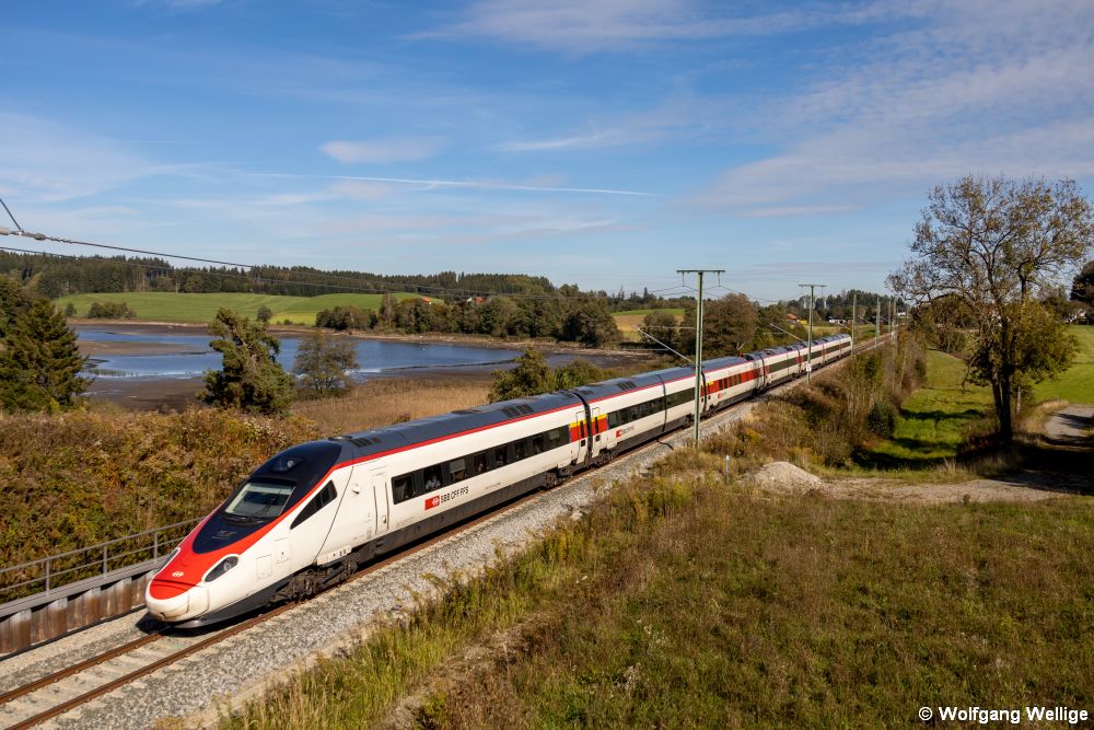 Der von Alstom in Italien gebaute RABe 503 ('Astoro') Nummer 503 016 der Schweizerischen Bundesbahnen passiert am 15.10.2021 als ECE 192 von München nach Zürich den Ellerazhofener Weiher zwischen Leutkirch im Allgäu und Kißlegg