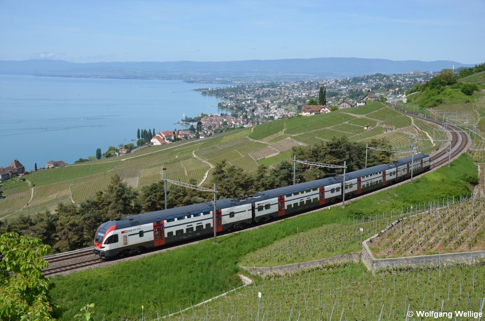 Der Stadler 'KISS' Doppelstock-Triebzug 511 119 windet sich am 10. Mai 2015 als RE 3115 von Genève (Genf) nach Romont die Steigungsstrecke entlang des Genfersees hinter Lausanne bei Grandvaux hinauf