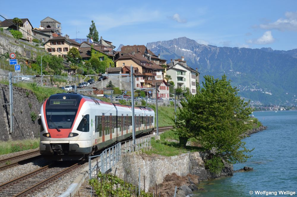 Der 'FLIRT'-Triebwagen 523 031 ist am 10. Mai 2015 als Linie S 1 der S-Bahn bzw. RER Léman (Villeneuve - Yverdon-les-Bains) zwischen St-Saphorin und Rivaz unterwegs