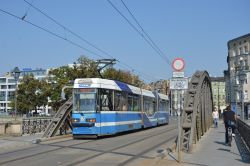 Straßenbahn Breslau Wroclaw Tram Protram auf der Brücke Most Mlynski