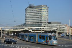 Straßenbahn Breslau Wroclaw Tram Skoda 19T an der Haltestelle Rynek